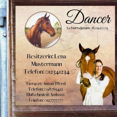 Boxenschild mit Pferdebild, Daten und Bild des Pferdebesitzer mit seinem Pferd.