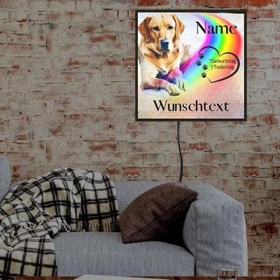 Leuchtfotos eines verstorbenen Haustier an einer Wand. LED Wandbild personalisiert mit den Hundedaten.