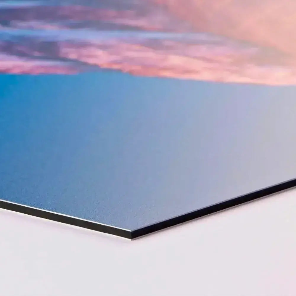 Nahaufnahme einer Alu-Dibond-Platte mit hochwertigem Fotodruck. Stabil, wetterfest und ideal für langlebige Gedenktafeln oder Boxenschilder