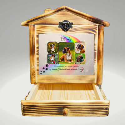 Personalisierte Urne Hund als Holzhaus.