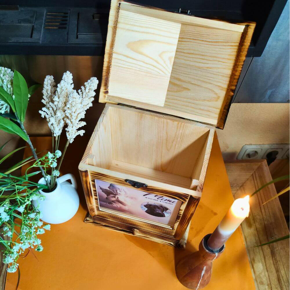 Tierurne personalisiert als Holzhaus.