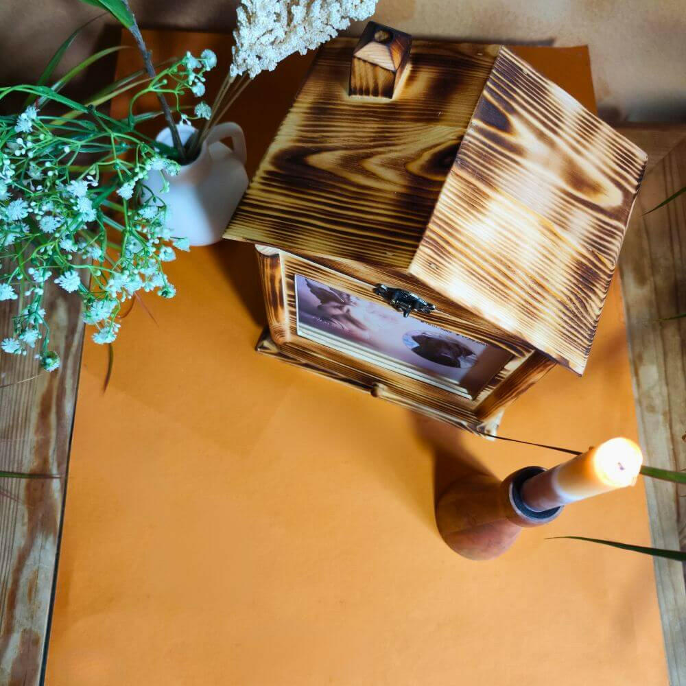 Tierurne personalisiert als Holzhaus.