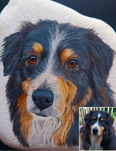 Trauerstein mit Tierportrait – handgemalt auf echtem Marmor.