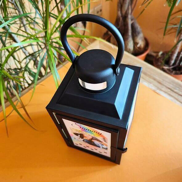 Trauerlicht mit Haustierfotos und Regenbogenbrücke.