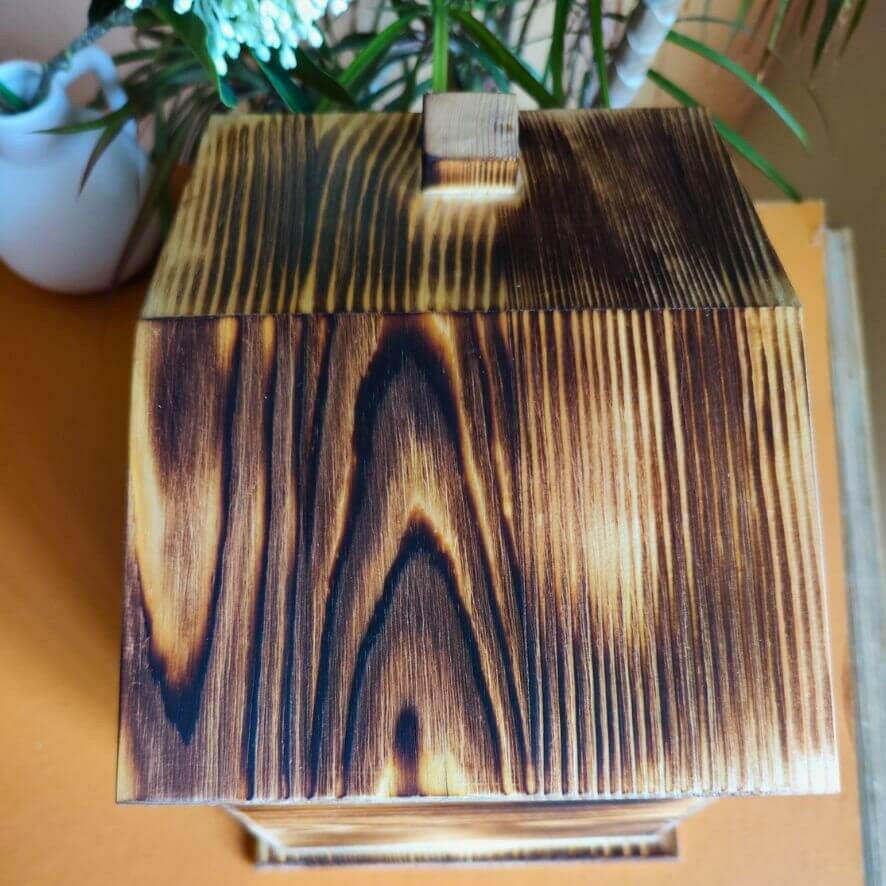 Urnen für Hunde und Katzenurnen aus Holz.