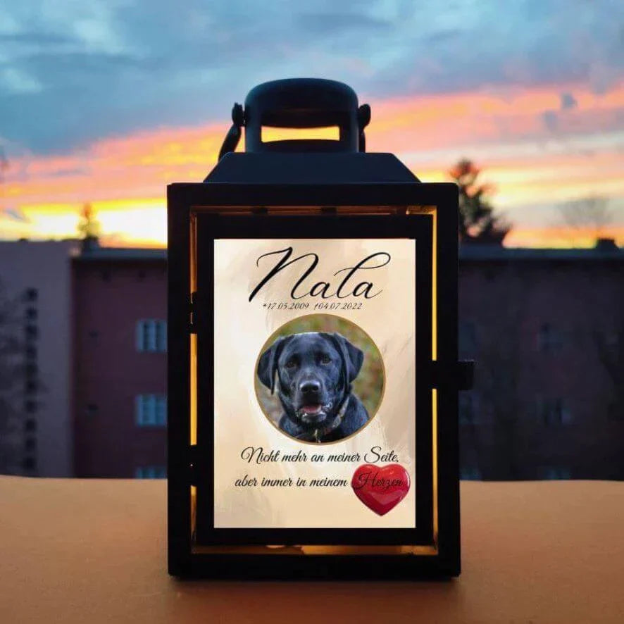 Grablaterne mit Hundename, Trauerzitat und rotem Herz auf dem Balkon bei Sonnenuntergang.