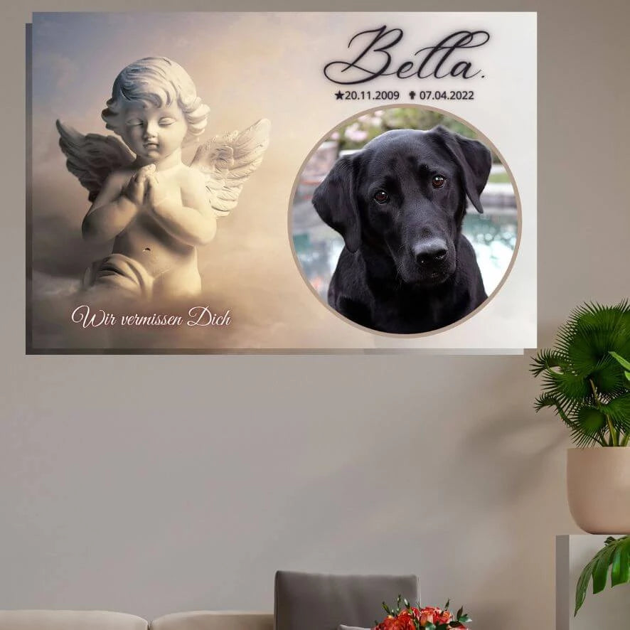 Leinwandbilder personalisiert mit einem Tierportrait. Fotoleinwand als Andenken mit Haustierbilder und Daten. Neben der Leinwand stehen Pflanzen und darunter ist ein Sofa.