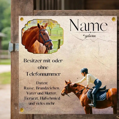 Personalisiertes Boxenschild für Pferdebox mit Pferdefoto montiert am Pferdestall