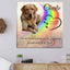 Fotoleinwand mit Hundeportrait als Erinnerung an einer hellen Wand. Unter der personalisierte Erinnerung an Deinen Hund ist ein Siteboard mit Blumen und Bücher.