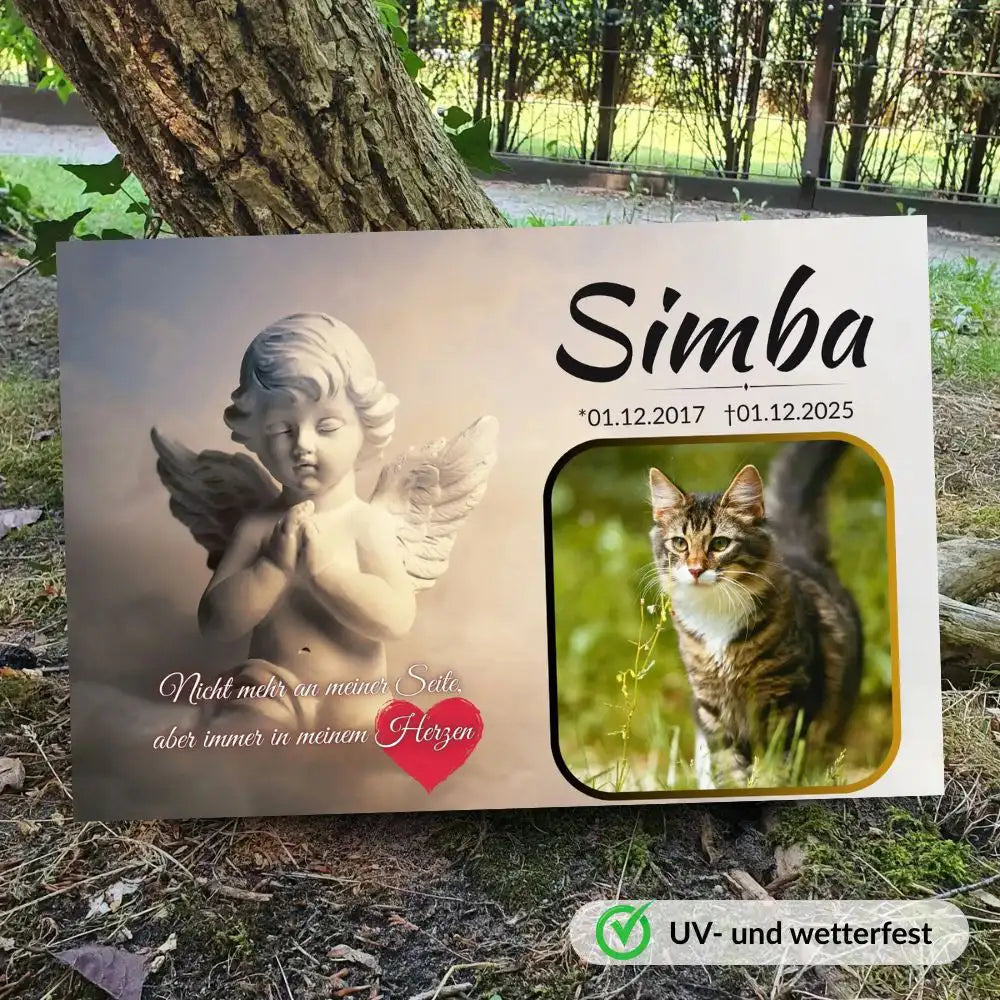 Gedenktafel für Katze mit Engelmotiv und persönlichem Katzenfoto im Garten