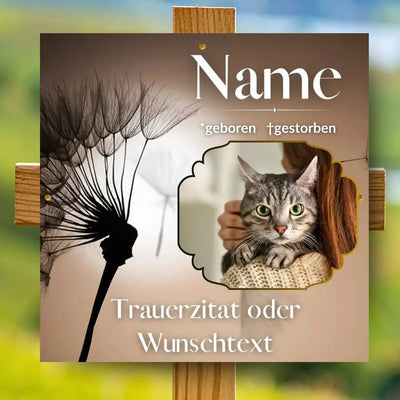 Personalisierte Gedenktafel für Katzen mit Pusteblumenmotiv, quadratische Grabplatte am Holzkreuz, wetterfest aus Alu-Dibond für das Katzengrab