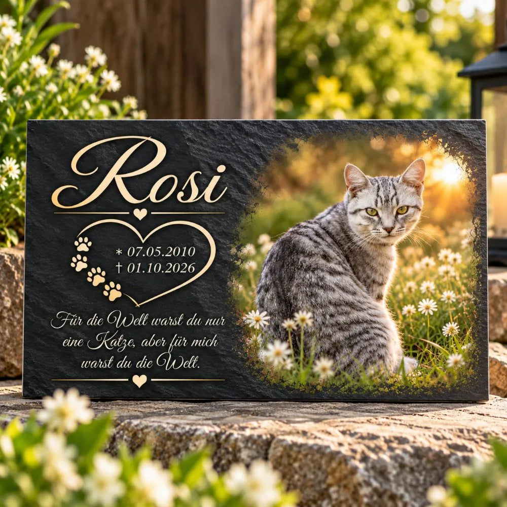Grabstein Katze in Schiefer-Optik mit Foto einer getigerten Katze, Name, Lebensdaten und Trauerspruch, im Garten aufgestellt, personalisiert aus Alu-Dibond