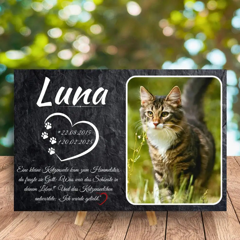 Grabstein für Katzen in Schieferoptik aus Alu-Dibond mit Katzenfoto und Trauerzitat, draußen auf Holztisch präsentiert als wetterfeste Tier Gedenktafel
