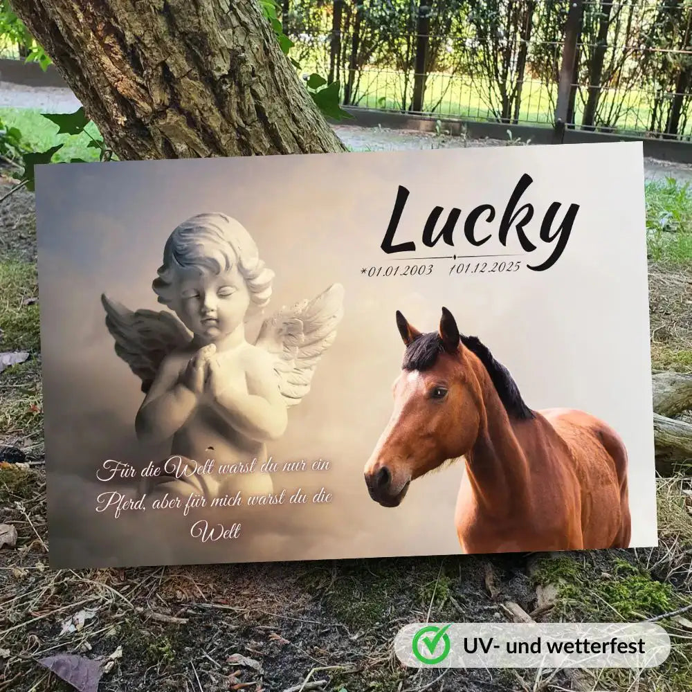 Personalisierter Grabstein für Pferd mit Engelmotiv und individuellem Pferdefoto im Garten