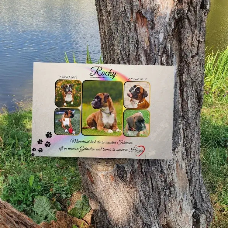 Personalisierter Tiergrabstein mit mehreren Hundefotos im Garten – langlebige Gedenktafel aus Alu-Dibond auf einem Baumstamm präsentiert