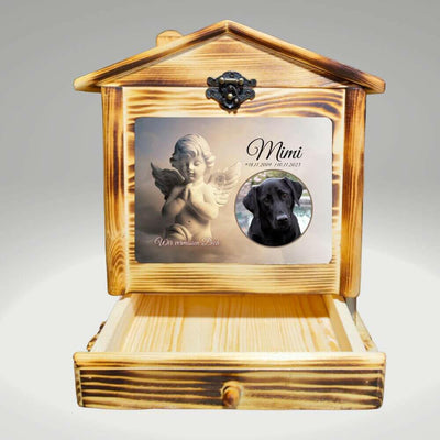 Tierurne aus Holz von einem schwarzen Labrador. Haustierurne personalisiert mit Erinnerungsbilder, Daten und Wunschtext. Urne als Hausmotiv.