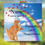 Quadratischer Katzengrabstein mit Regenbogenbrücke, personalisierte Gedenktafel mit Katze, Pfotenmotiv und Lebensdaten, am Holzkreuz befestigt