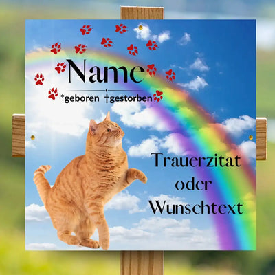 Quadratischer Katzengrabstein mit Regenbogenbrücke, personalisierte Gedenktafel mit Katze, Pfotenmotiv und Lebensdaten, am Holzkreuz befestigt