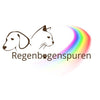 Logo von Regenbogenspuren mit Silhouette von Köpfen von einem Hund und einer Katze. Auf dem Firmenlogo ist noch ein Regenbogen und Hundepfoten in der Mitte der Schrift.