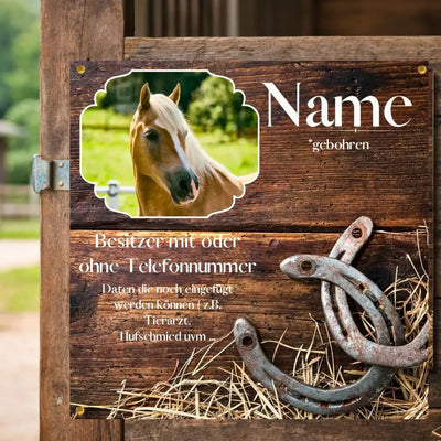 Namensschild für Pferde in rustikaler Holzoptik mit persönlichen Angaben und Foto