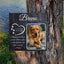 Gedenkstein vom Hund aus Aluminium. Tiergrabstein mit Herz, Pfoten und Text auf einem Baumstamm am See.