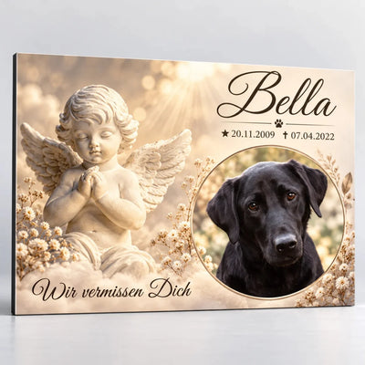 Tiergrabstein aus Alu-Dibond mit betendem Engel, Foto eines schwarzen Labradors im runden Rahmen, Namen, Lebensdaten und Spruch Wir vermissen Dich