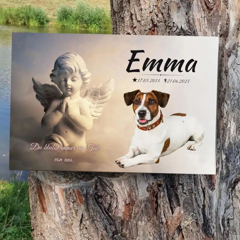 Personalisierter Tiergrabstein für Hund mit Engelmotiv und individuellem Hundefoto im Garten