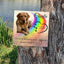 Tiergrabstein mit Labrador aus Alu-Dibond auf einem Baumstamm am Wasser. Gedenktafel mit Regenbogenbrücke, Daten, Trauerzitat und Herz mit Pfoten.