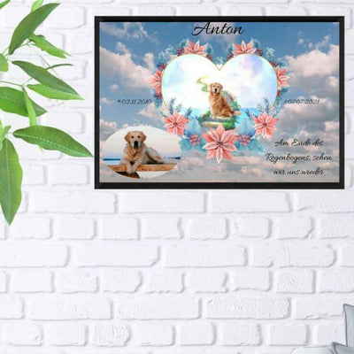 Wandbild mit Regenbogenbrücke und Tierportraits von Regenbogenspuren. Fotoposter mit persönlichem Foto deines Haustieres, Tiernamen und Information an einer hellen Wand.