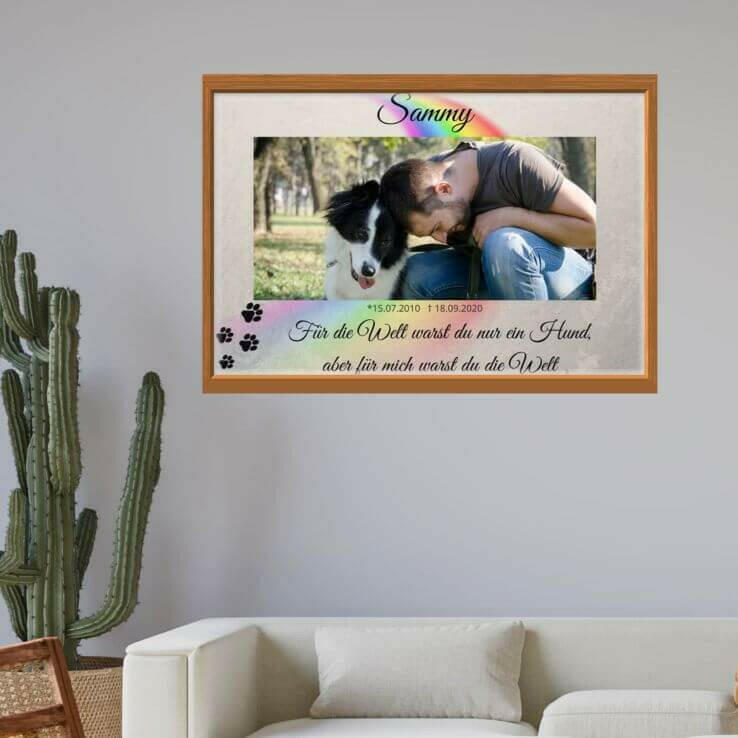 Ein Trauerbild von Regenbogenspuren eines Hundes, welches als Erinnerungsbild dient. Das Erinnerungsbild mit Hundeportrait von deinem geliebten Vierbeiner mit Daten.