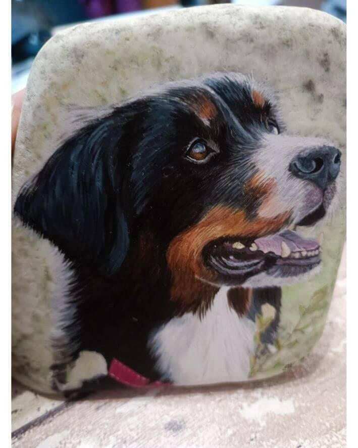 Gemaltes Tierportrait von einem Hund für die Tierbestattung. Der Gedenkstein des geliebten Seelentier besteht aus Marmor.