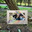 Hunde Grabstein mit Pfotenabdruck, Tiername, Regenbogen an einen Baum gestellt.